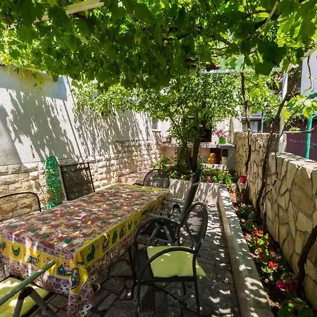 In 5568 Apartment *
